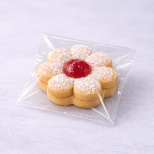 苺ジャムがのった花形クッキーの画像