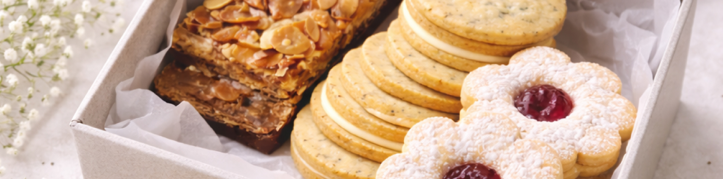 フロランタン、バターサンド、苺ジャムクッキーが入ったボックスの画像