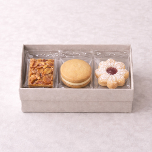 フロランタン、バターサンド、苺ジャムクッキーが入ったボックスの画像