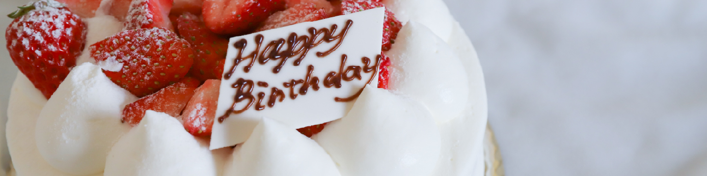 Happy birthdayと書かれた苺ののったホールケーキの画像