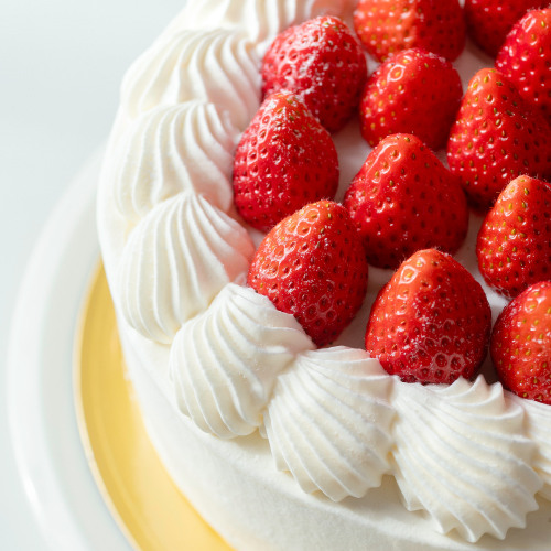 苺がたくさんのったホールケーキ