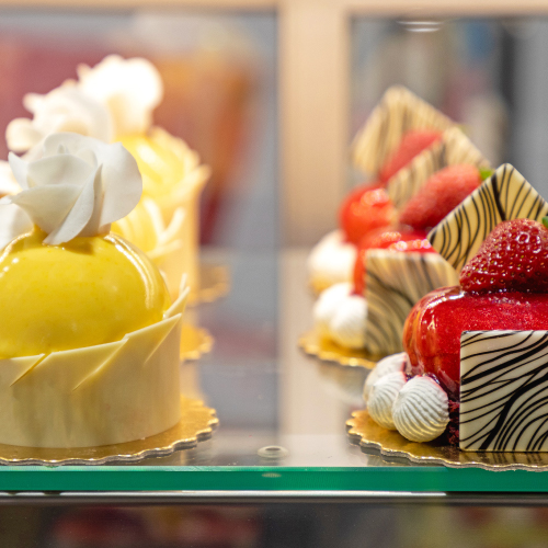 ショーケースに並ぶケーキ