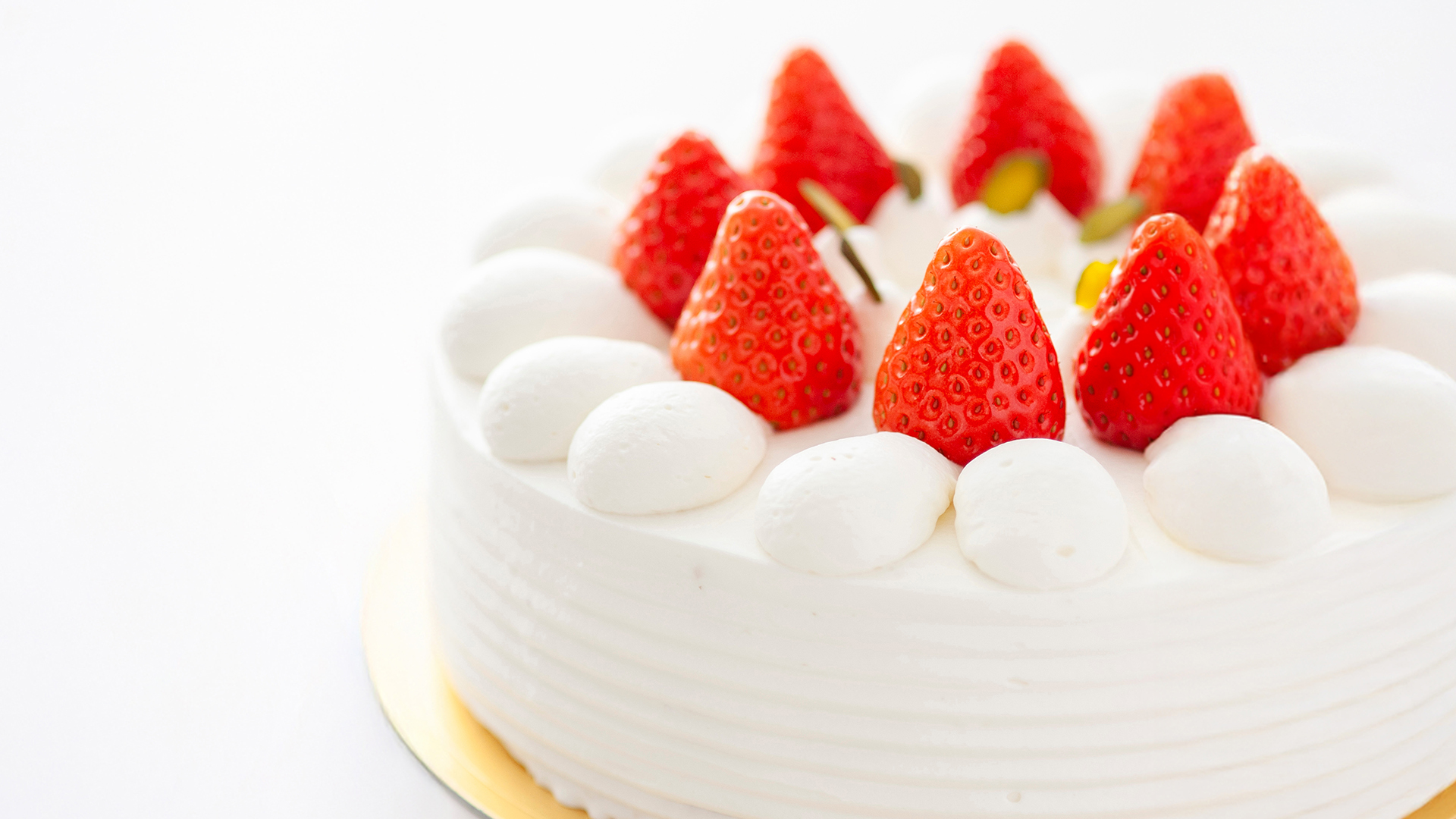 苺がのった美しいホールケーキの画像